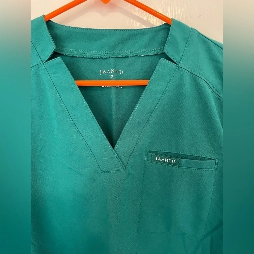 Helia Classic Jaanuu Scrub Top - Picture 3 of 5